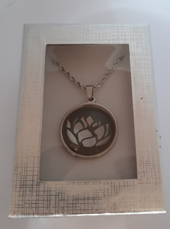 collier lotus, vendu dans son écrin